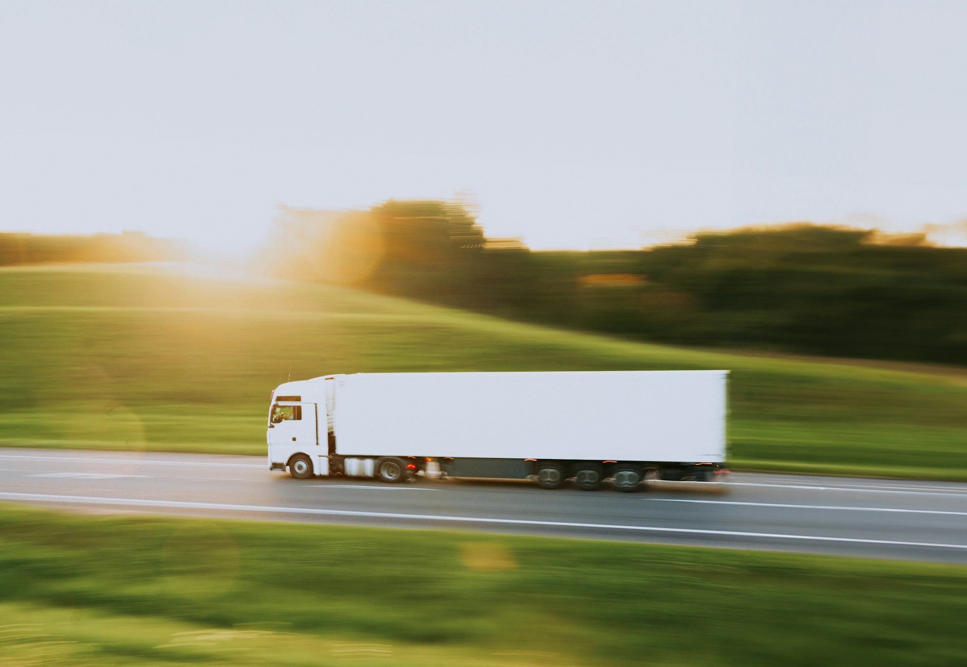 Zdjęcie wpisu: https://akademiaesg.pl/wp-content/uploads/2025/05/Elektromobilnosc-w-transporcie-towarowym.jpg