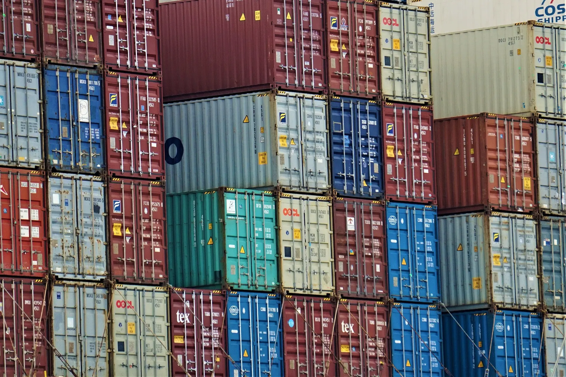 Zdjęcie wpisu: https://akademiaesg.pl/wp-content/uploads/2025/05/container-6559906_1920.jpg