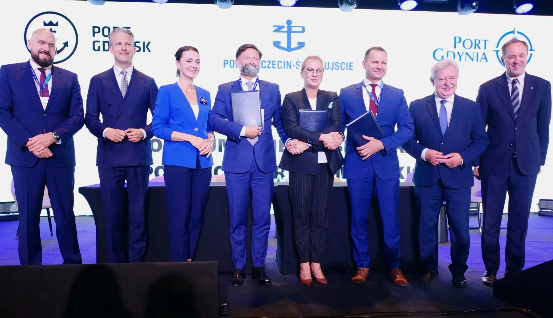 Zdjęcie wpisu: https://akademiaesg.pl/wp-content/uploads/2025/06/Porozumienie_polskie-porty_24.06.2025_4.jpg