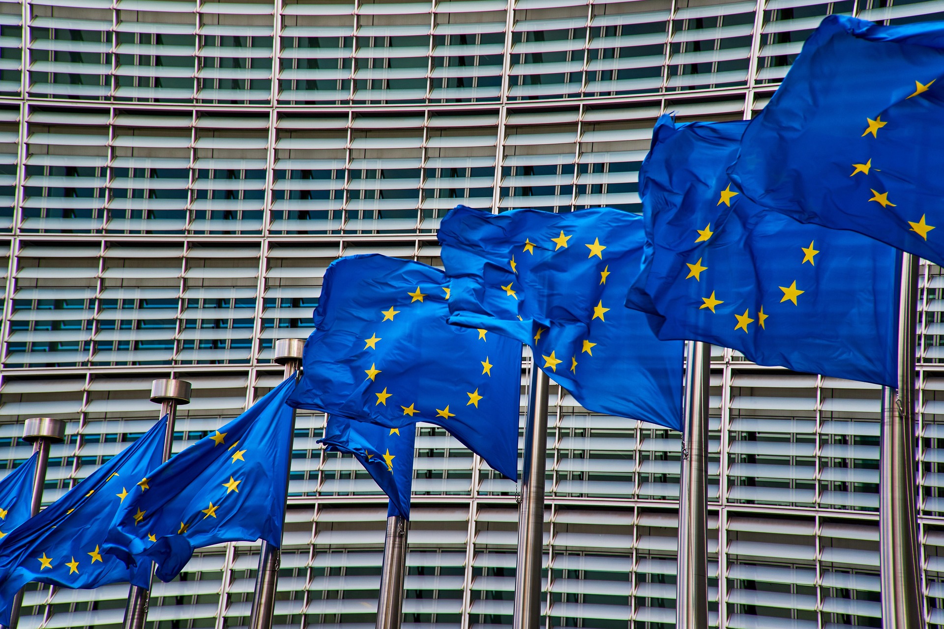 Zdjęcie wyróżniające wpisu: Greenwashing jednak bez cenzury? Bruksela wycofuje projekt dyrektywy