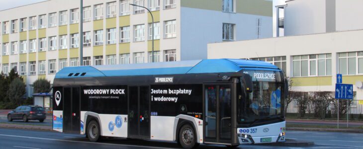 Zdjęcie wpisu: https://akademiaesg.pl/wp-content/uploads/2025/09/Autobus-Solaris-zasilany-wodorem-podczas-testow-w-Plocku-730x300-1.jpg