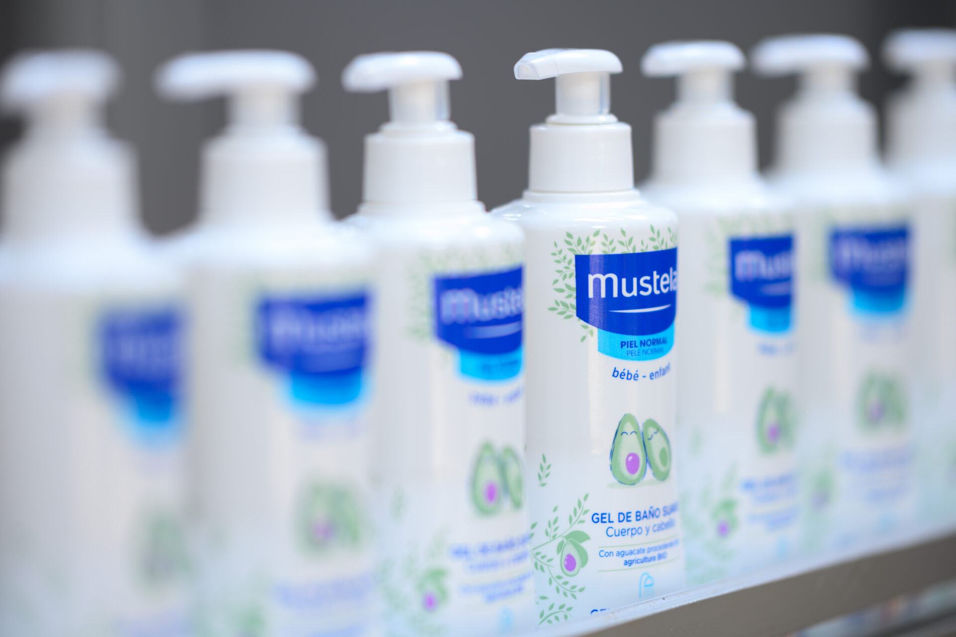 Zdjęcie wyróżniające wpisu: Kiedy eko staje się drugorzędne. Jaki przekaz do młodych rodziców kierują producenci kosmetyków?