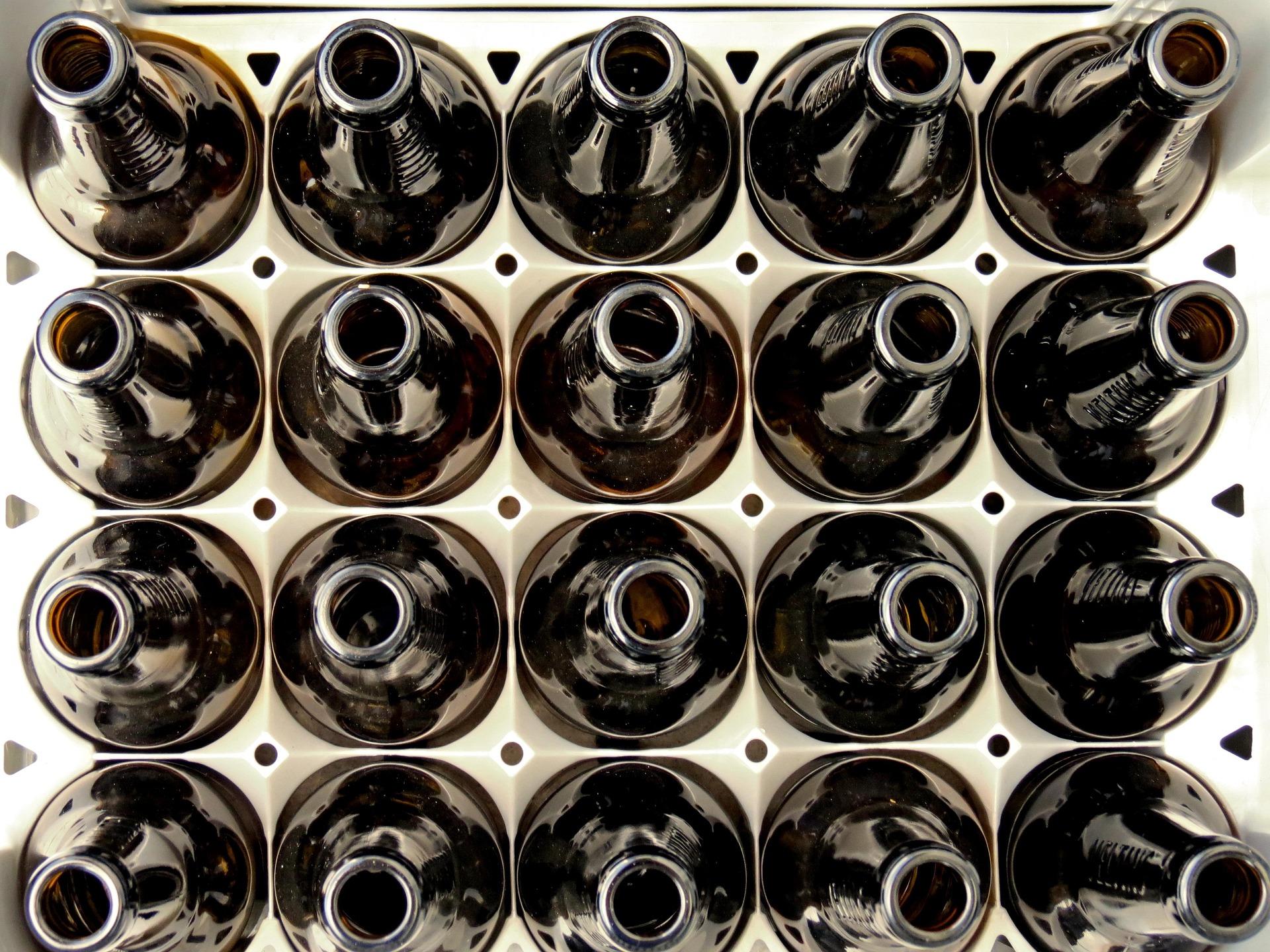 Zdjęcie wpisu: https://akademiaesg.pl/wp-content/uploads/2025/09/beer-crate-1995774_1920.jpg
