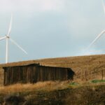 Zdjęcie wpisu: https://akademiaesg.pl/wp-content/uploads/2025/09/stara-drewniana-stodola-w-polu-z-dwoma-wiatrakami-w-sloncu-w-ciagu-dnia.jpg