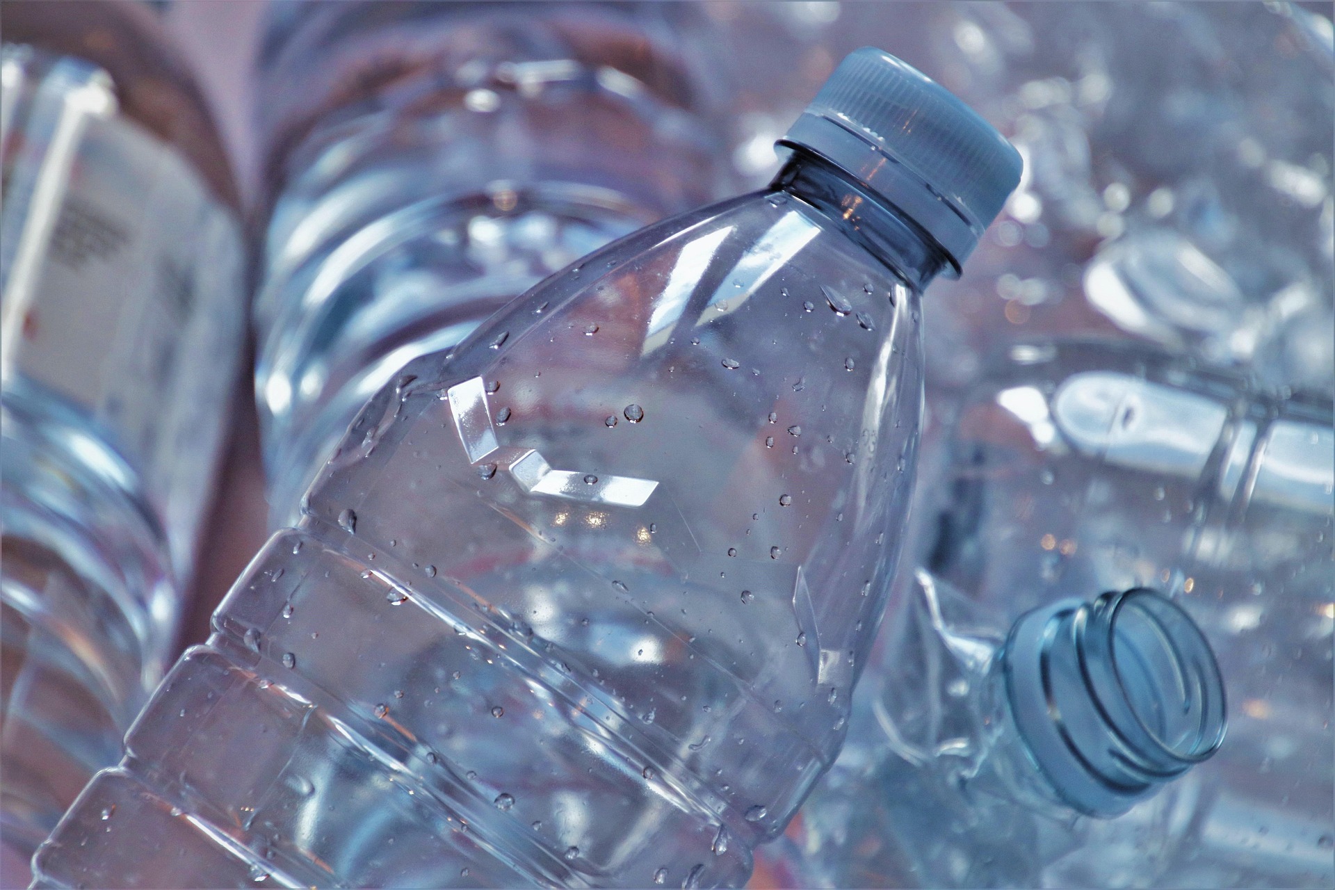 Zdjęcie wpisu: https://akademiaesg.pl/wp-content/uploads/2025/09/the-bottle-5128607_1920.jpg